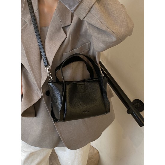 The high-end and versatile 2025 new hand-held vegetable basket small square bag, single-shoulder crossbody bucket bag, and trendy commuting women's bags