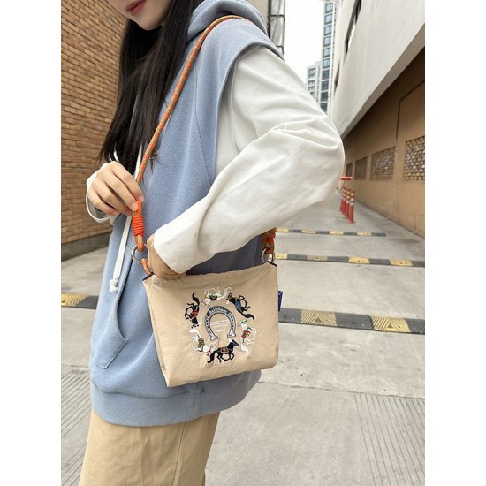 The new summer Japanese-style embroidered mobile phone bag is fashionable and versatile. The small square bag for work and commuting is lightweight and can be carried diagonally on one shoulder
