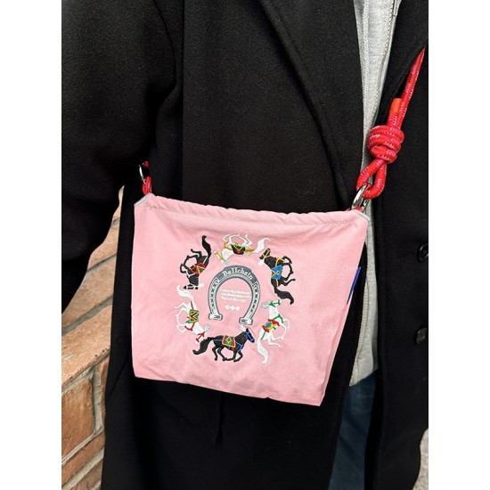 The new summer Japanese-style embroidered mobile phone bag is fashionable and versatile. The small square bag for work and commuting is lightweight and can be carried diagonally on one shoulder